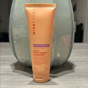 FrulaSkin Daily Face Cream Cleanser with Hyaluronic Acid and Echinacea Extract